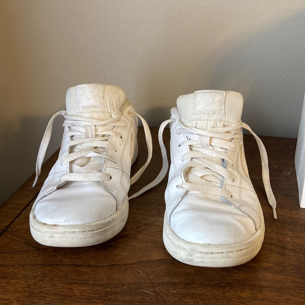 Women’s Nike shoe